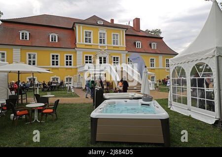 Dobbelin, Allemagne. 13th mai 2022. 13 mai 2022, Saxe-Anhalt, Döbbelin: Pour la huitième fois a lieu sur 8 hectares 'LebensArt', la foire pour le jardin, la vie et le style de vie au château de Bismarck Döbbelin. Bien plus de 120 exposants présents dans le jardin du château jusqu'au dimanche, tout sur le thème du jardin, des décorations et des fleurs. Photo: Peter Gercke/dpa crédit: dpa Picture Alliance/Alay Live News Banque D'Images