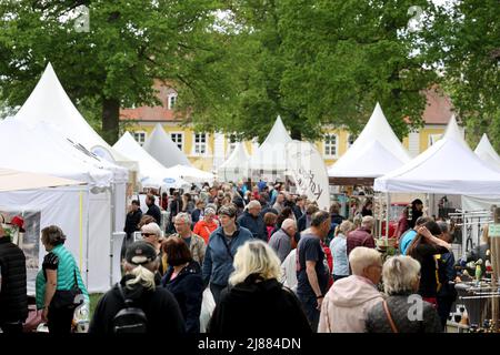 Dobbelin, Allemagne. 13th mai 2022. 13 Mai 2022, Saxe-Anhalt, Döbbelin: Les visiteurs marchent dans le parc du château à la foire 'LebensArt', l'exposition pour le jardin, la vie et le style de vie au château de Bismarck Döbbelin . Bien plus de 120 exposants présents dans le jardin du château jusqu'au dimanche, tout sur le thème du jardin, des décorations et des fleurs. Photo: Peter Gercke/dpa crédit: dpa Picture Alliance/Alay Live News Banque D'Images