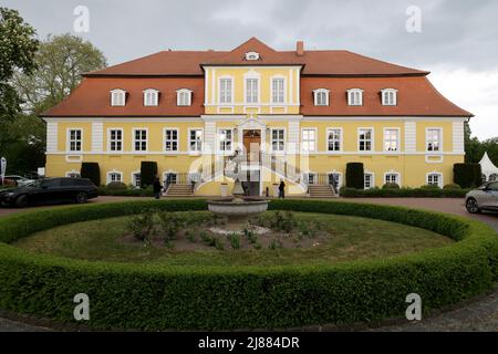 Dobbelin, Allemagne. 13th mai 2022. 13 mai 2022, Saxe-Anhalt, Döbbelin: Pour la huitième fois a lieu sur 8 hectares 'LebensArt', la foire pour le jardin, la vie et le style de vie au château de Bismarck Döbbelin. Bien plus de 120 exposants présents dans le jardin du château jusqu'au dimanche, tout sur le thème du jardin, des décorations et des fleurs. Photo: Peter Gercke/dpa crédit: dpa Picture Alliance/Alay Live News Banque D'Images