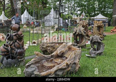 Dobbelin, Allemagne. 13th mai 2022. 13 mai 2022, Saxe-Anhalt, Döbbelin: Pour la huitième fois a lieu sur 8 hectares 'LebensArt', la foire pour le jardin, la vie et le style de vie au château de Bismarck Döbbelin. Bien plus de 120 exposants présents dans le jardin du château jusqu'au dimanche, tout sur le thème du jardin, des décorations et des fleurs. Photo: Peter Gercke/dpa crédit: dpa Picture Alliance/Alay Live News Banque D'Images