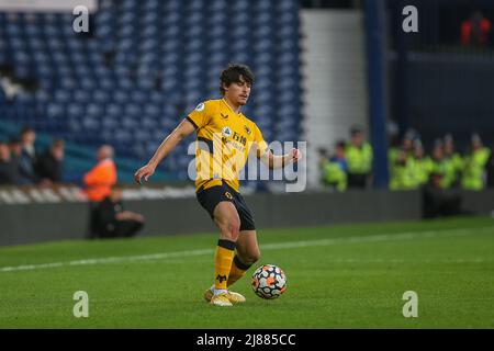 West Bromwich, Royaume-Uni. 13th mai 2022. Hugo Bueno #64 de Wolverhampton Wanderers contrôle la balle à West Bromwich, Royaume-Uni, le 5/13/2022. (Photo de Gareth Evans/News Images/Sipa USA) Credit: SIPA USA/Alay Live News Banque D'Images