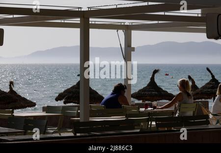 Palma, Espagne. 13th mai 2022. Les touristes se détendre et prendre un verre sur la terrasse du Ballermann 6 sur la plage d'Arenal. Ballermann à Majorque célèbre son anniversaire de 50th. Credit: Clara Margais/dpa/Alay Live News Banque D'Images