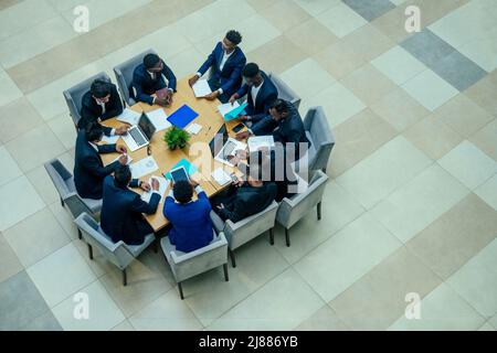 vue de dessus de travail d'équipe haut cinq un groupe de succès afro-américains, européens, arabe et coréen homme d'affaires et femme d'affaires travaillant Banque D'Images