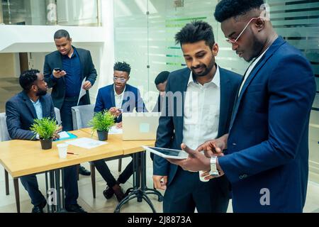 vue de dessus de travail d'équipe haut cinq un groupe de succès afro-américains, européens, arabe et coréen homme d'affaires et femme d'affaires travaillant Banque D'Images