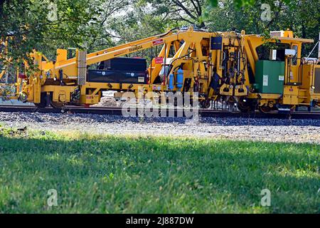 EMPORIA, KANSAS - le 7 octobre 2021 l'entretien des voies ferrées est effectué par l'équipe de réparation de Burlington Northern Santa Fe en utilisant un dameur de ballast pour rendre les voies et la plate-forme plus durables et de niveau. Banque D'Images