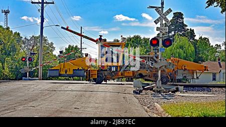 EMPORIA, KANSAS - le 7 octobre 2021 l'entretien des voies ferrées est effectué par l'équipe de réparation de Burlington Northern Santa Fe en utilisant un dameur de ballast pour rendre les voies et la plate-forme plus durables et de niveau. Banque D'Images