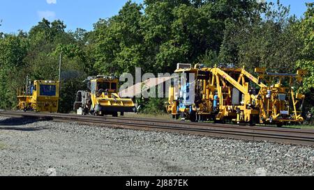 EMPORIA, KANSAS - le 7 octobre 2021 l'entretien des voies ferrées est effectué par l'équipe de réparation de Burlington Northern Santa Fe à l'aide d'un régulateur de ballast, afin de rendre les voies et la plate-forme plus durables et de niveau. Banque D'Images