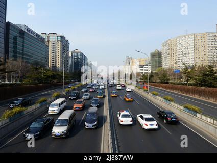 Trafic intense sur le périphérique 2nd à Beijing, Chine. Banque D'Images