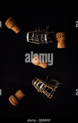 assortiment de cages à champagne et de bouchons sur fond noir Banque D'Images