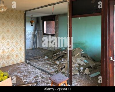 Amélioration de la maison - démolir le mur de partie entre la cuisine et la salle de séjour Banque D'Images