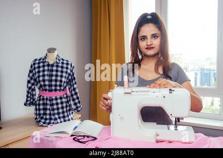 Portrait en gros plan de jeunes matelots indiens sur machine à coudre dans son propre lieu de travail de studio à domicile Banque D'Images