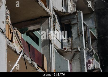 Chernihiv Ukraine 2022: Gros plan d'articles dans un bâtiment détruit après un raid aérien. Ruines pendant la guerre de la Russie contre l'Ukraine. Vue de dessous. Élevée Banque D'Images