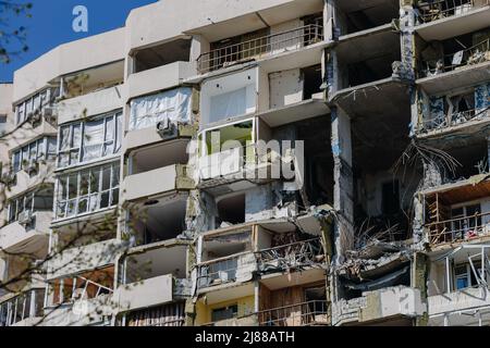 Chernigov Ukraine 2022, mai 4 : gros plan d'un bâtiment détruit après un raid aérien. Ruines pendant la guerre de la Russie contre l'Ukraine. Vue de dessous. Haute q Banque D'Images