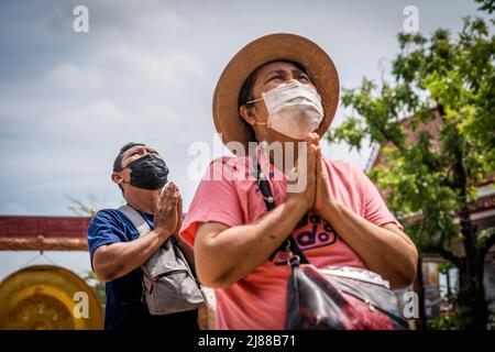 Samut Prakan, Thaïlande. 14 mai 2022. Les gens prient ensemble au Wat Bang Phli Yai Klang, un temple du district de Bang Phli. Matt Hunt / Neato. Credit: Matt Hunt / Neato / Alay Live News Banque D'Images