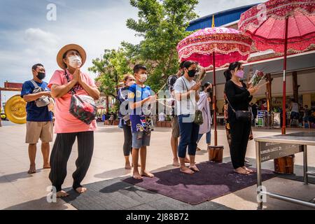Samut Prakan, Thaïlande. 14 mai 2022. Les gens prient ensemble au Wat Bang Phli Yai Klang, un temple du district de Bang Phli. Matt Hunt / Neato. Credit: Matt Hunt / Neato / Alay Live News Banque D'Images