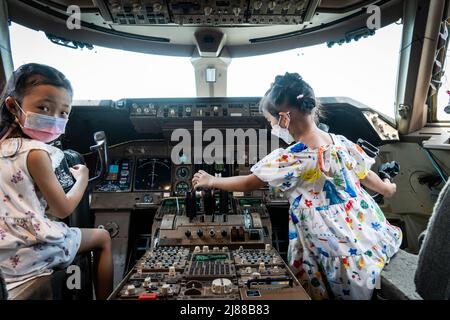 Samut Prakan, Thaïlande. 14 mai 2022. Les enfants jouent un pilote dans le poste de pilotage d'un ancien Boeing 747 qui a été converti en café. Matt Hunt / Neato. Credit: Matt Hunt / Neato / Alay Live News Banque D'Images