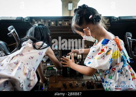 Samut Prakan, Thaïlande. 14 mai 2022. Les enfants jouent un pilote dans le poste de pilotage d'un ancien Boeing 747 qui a été converti en café. Matt Hunt / Neato. Credit: Matt Hunt / Neato / Alay Live News Banque D'Images