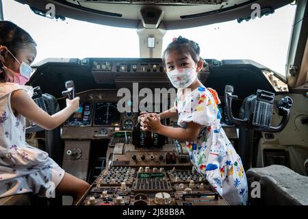 Samut Prakan, Thaïlande. 14 mai 2022. Les enfants jouent un pilote dans le poste de pilotage d'un ancien Boeing 747 qui a été converti en café. Matt Hunt / Neato. Credit: Matt Hunt / Neato / Alay Live News Banque D'Images