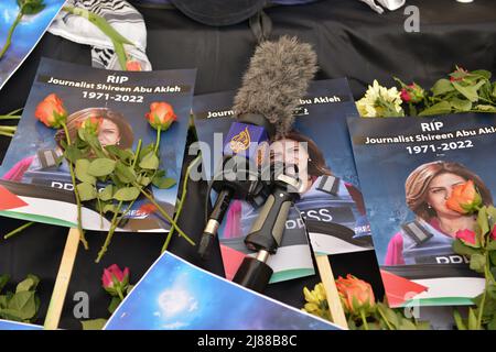 Hommages floraux vus à la veille. Des manifestants se sont rassemblés dans une manifestation de solidarité devant le siège de la BBC à Londres pour condamner le meurtre du journaliste d'Al Jazeera, Shireen Abu Akleh. Banque D'Images