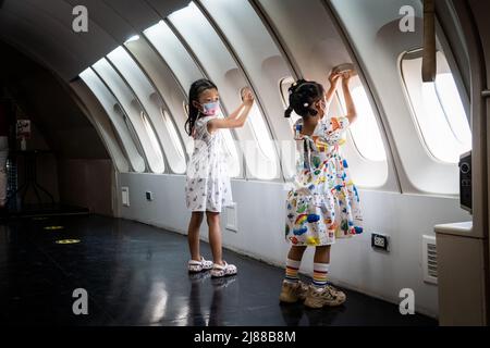 Samut Prakan, Thaïlande. 14 mai 2022. Les enfants jouent sur un Boeing 747 à la retraite qui a été converti en café. Matt Hunt / Neato. Credit: Matt Hunt / Neato / Alay Live News Banque D'Images