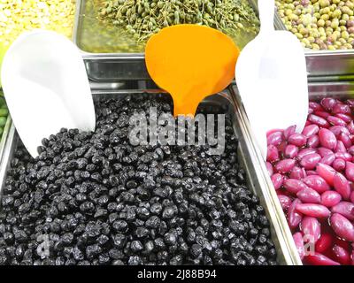 plateau avec olives noires et vertes et autres produits biologiques tels que les oignons rouges à vendre dans la stalle du marché Banque D'Images