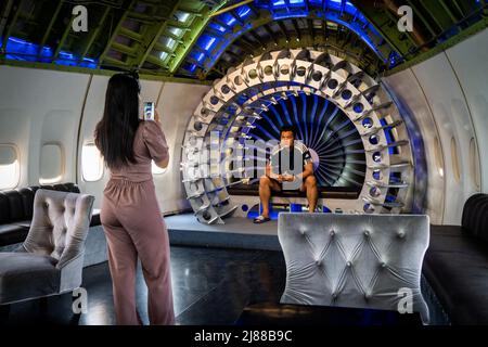 Samut Prakan, Thaïlande. 14 mai 2022. Les gens posent pour des photos à l'intérieur d'un ancien Boeing 747 qui a été converti en un café. Matt Hunt / Neato. Credit: Matt Hunt / Neato / Alay Live News Banque D'Images