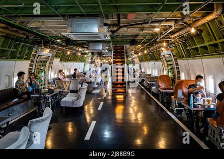 Samut Prakan, Thaïlande. 14 mai 2022. Des gens traînent à l'intérieur d'un Boeing 747 à la retraite qui a été converti en café. Matt Hunt / Neato. Credit: Matt Hunt / Neato / Alay Live News Banque D'Images