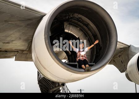 Samut Prakan, Thaïlande. 14 mai 2022. Un client pose une photo à l'intérieur d'un moteur d'un ancien Boeing 747 qui a été converti en café. Matt Hunt / Neato. Credit: Matt Hunt / Neato / Alay Live News Banque D'Images