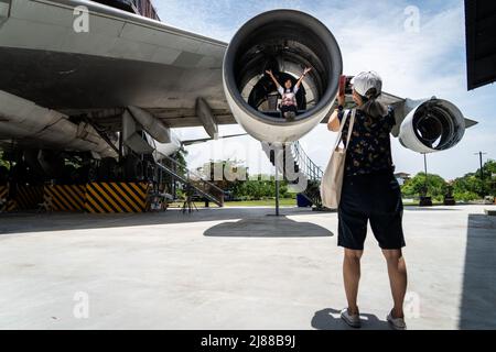 Samut Prakan, Thaïlande. 14 mai 2022. Un client pose une photo à l'intérieur d'un moteur d'un ancien Boeing 747 qui a été converti en café. Matt Hunt / Neato. Credit: Matt Hunt / Neato / Alay Live News Banque D'Images