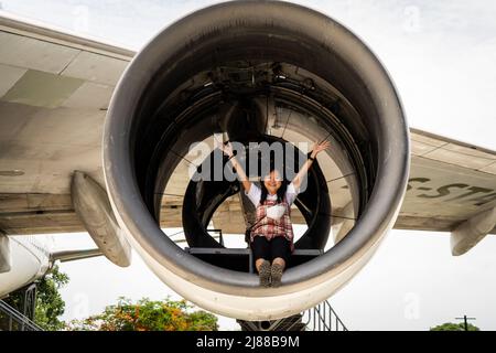 Samut Prakan, Thaïlande. 14 mai 2022. Un client pose une photo à l'intérieur d'un moteur d'un ancien Boeing 747 qui a été converti en café. Matt Hunt / Neato. Credit: Matt Hunt / Neato / Alay Live News Banque D'Images