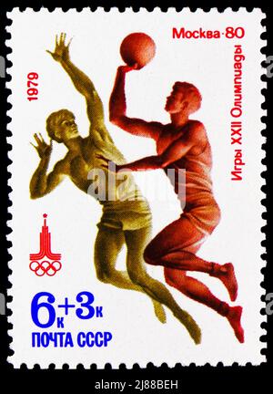 MOSCOU, RUSSIE - 10 AVRIL 2022: Timbre-poste imprimé en URSS montre les Jeux Olympiques de Moscou 1980 Basketball, Jeux Olympiques d'été 1980 (X) série, vers 1979 Banque D'Images