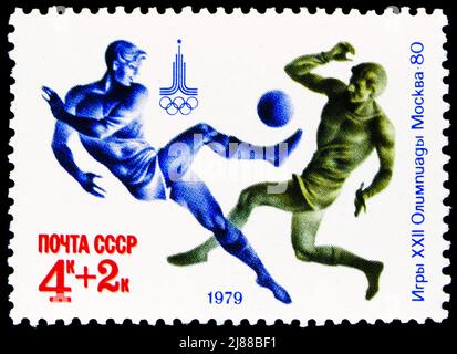 MOSCOU, RUSSIE - 10 AVRIL 2022 : timbre-poste imprimé en URSS montre les Jeux Olympiques de Moscou 1980 football, série des Jeux Olympiques d'été 1980 (X), vers 1979 Banque D'Images