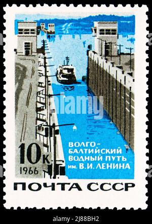 MOSCOU, RUSSIE - 10 AVRIL 2022: Timbre-poste imprimé en URSS montre Volga-Baltic Canal System, écluse d'entrée de navire, série de transport soviétique, vers 1966 Banque D'Images