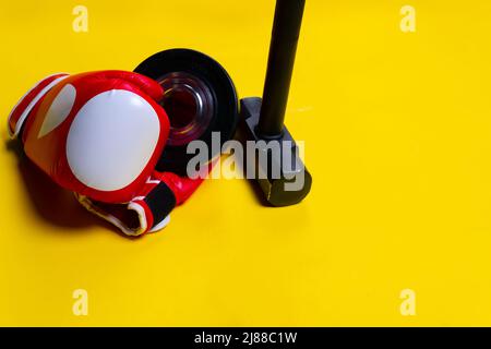 Gants sledgehammer rouge jaune boxer ancake espace fond moulé, pour l'équipement de santé de la salle de gym pour la puissance blanche, poing compétitif. Entraînement de cognement Banque D'Images