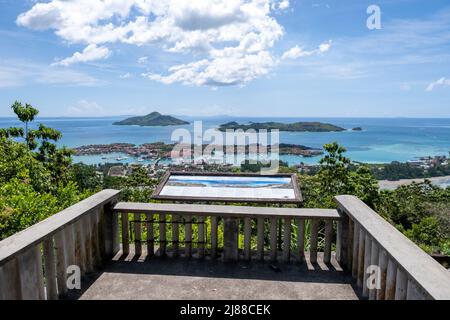 Point de vue sur la baie de Mahé à l'île Eden, Mahé Seychelles, une plage tropicale avec des palmiers, et un océan bleu à Mahé Seychelles. Banque D'Images