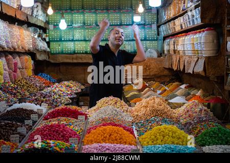 Damas, Syrie - Mai 2022 : vendeur vendant des bonbons et des bonbons gélifiés sur le marché de Suq Al-Hamidiyah à Damas Banque D'Images