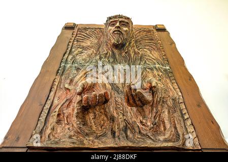 L'impression de l'artiste de Jésus avec la couronne d'épines. Sculpture en bois avec visage et mains sortant du plan en bois. ISCHITELLA, Pouilles Banque D'Images