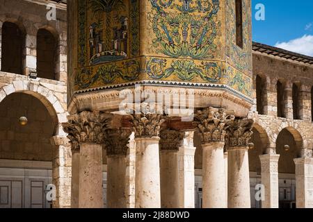 Damas, Syrie - Mai 2022 : colonnes à l'intérieur de la mosquée Omeyyade, également connue sous le nom de Grande Mosquée de Damas Banque D'Images