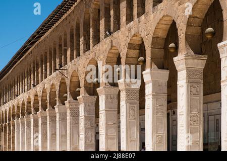 Damas, Syrie - Mai 2022 : colonnes de la mosquée Omeyyade, alias la Grande Mosquée de Damas Banque D'Images