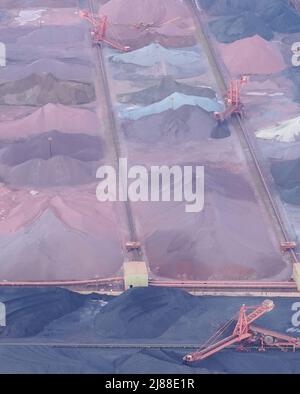 11 mai 2022, Hambourg: Vue du Hansaport avec l'entrepôt de charbon et de minerai de fer dans le port de Hambourg. Photo: Marcus Brandt/dpa Banque D'Images