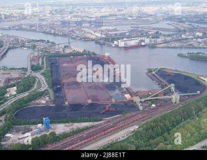 11 mai 2022, Hambourg: Vue du Hansaport avec l'entrepôt de charbon et de minerai de fer dans le port de Hambourg. Photo: Marcus Brandt/dpa Banque D'Images