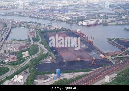 11 mai 2022, Hambourg: Vue du Hansaport avec l'entrepôt de charbon et de minerai de fer dans le port de Hambourg. Photo: Marcus Brandt/dpa Banque D'Images