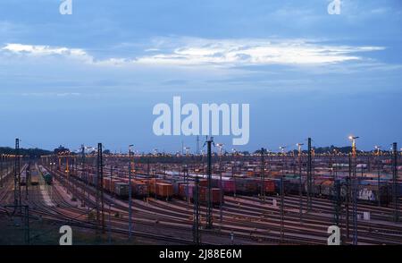 12 mai 2022, Basse-Saxe, Seevetal : stand de trains de marchandises au triage Maschen. La cour de marshalling au sud de Hambourg est la plus grande cour de marshalling d'Europe. Photo: Marcus Brandt/dpa Banque D'Images