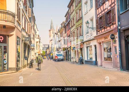 2 mai 2022, Strasbourg, France. Belle rue confortable à Strasbourg, avec une ancienne architecture médiévale. Restaurants, magasins locaux et gens. Banque D'Images