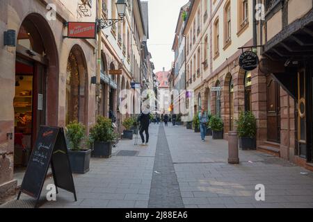 2 mai 2022, Strasbourg, France. Belle rue confortable à Strasbourg, avec une ancienne architecture médiévale. Restaurants, magasins locaux et gens. Banque D'Images