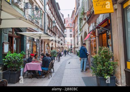 2 mai 2022, Strasbourg, France. Belle rue confortable à Strasbourg, avec une ancienne architecture médiévale. Personnes assises au restaurant. Banque D'Images