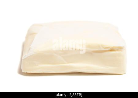Beurre savoureux dans un emballage en papier isolé sur du blanc. Banque D'Images