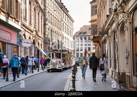 2 mai 2022, Strasbourg, France. Belle rue confortable à Strasbourg, avec une ancienne architecture médiévale. Train touristique, magasins et personnes à pied. Banque D'Images