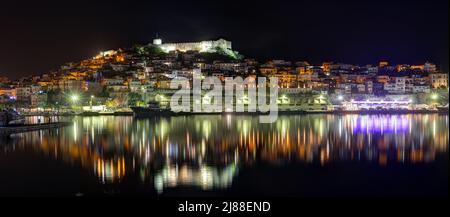 Vue sur la vieille ville et la forteresse de Kavala la nuit, Macédoine, Grèce. Banque D'Images