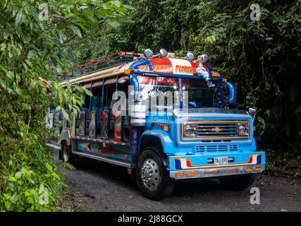 Chiva, autobus peint en couleurs, transport en commun principalement utilisé dans les zones rurales. Colombie, Amérique du Sud. Banque D'Images